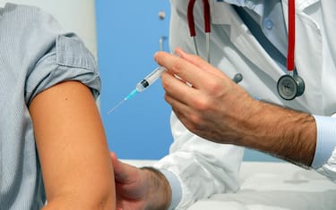 Milano - Febbre e influenza - Vaccino e farmaci per combattere la fabbre - Termometro e iniezione