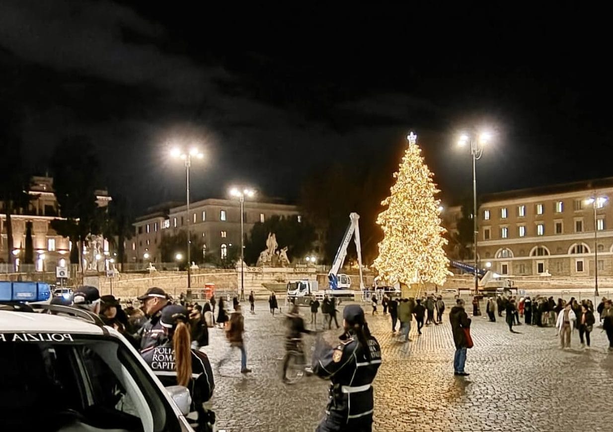 L'abete a Piazza del Popolo durante le prove di accensione (Foto Facebook 'Amore per Roma')