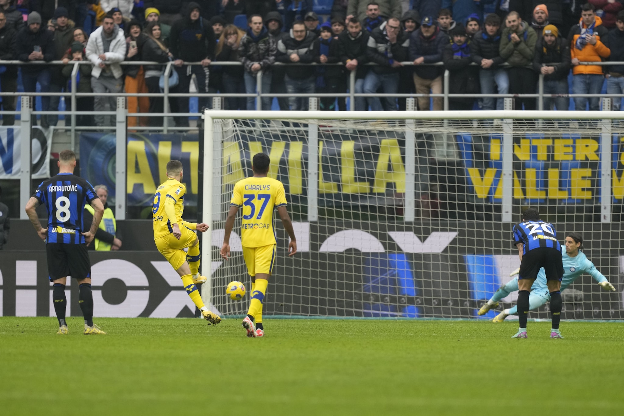 Thomas Henry calcia sul palo il rigore del pareggio nel finale di Inter-Verona