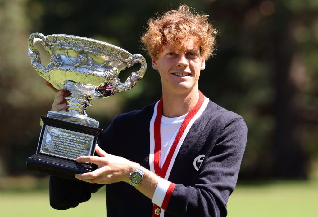 Sinner con il trofeo degli Australian Open, nel day after del successo su Medvedev.