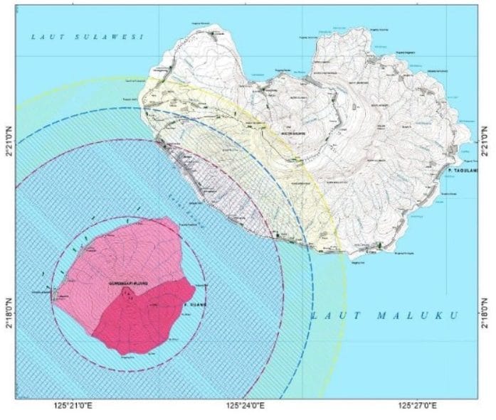 La zona di rischio di 6 chilometri dal cratere attivo del vulcano Ruang interessa anche parte della vicina isola di Tagulandang / Credit: Agenzia vulcanologica indonesiana