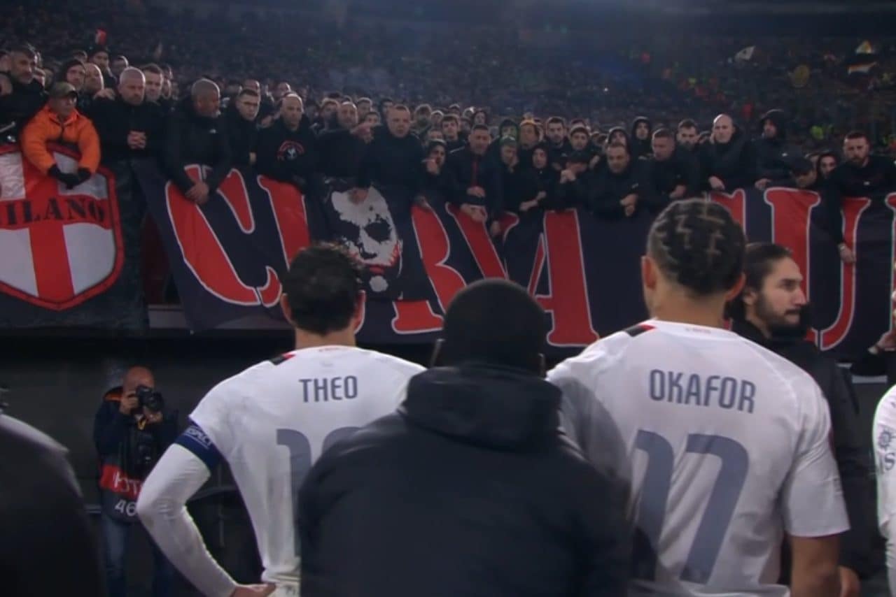 Theo Hernandez e Okafor in silenzio sotto la curva dei tifosi del Milan