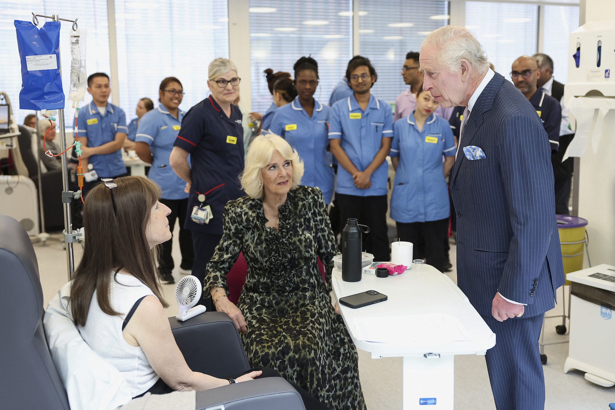 La regina Camilla e re Carlo III parlano con i malati di cancro